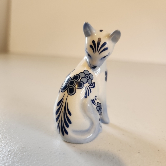 The Franklin Mint Curio Cabinet Cat Collection 1986 Delft Blue & White Porcelain - Picture 1 of 7